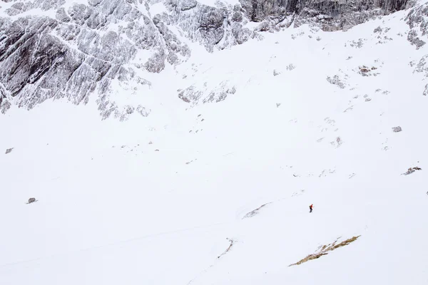 Excursionista femenina en las montañas de invierno —  Fotos de Stock