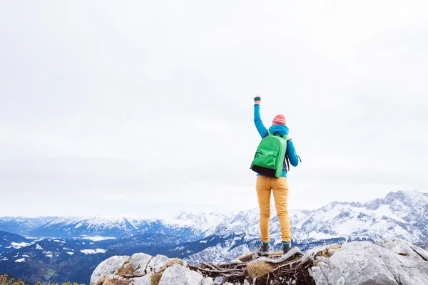 Woman reached summit — Stock Photo, Image