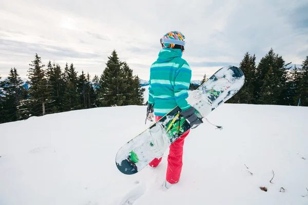 Snowboarder permanent op de top — Stockfoto