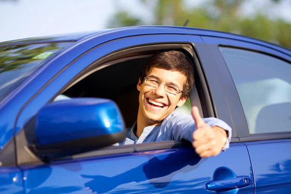 Cara no carro com o polegar para cima — Fotografia de Stock