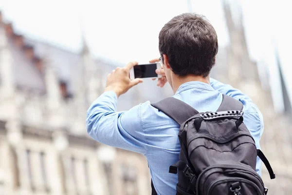 Touriste prenant des photos avec téléphone — Photo