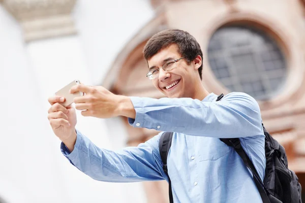 Turistické selfie odběr s telefonem — Stock fotografie