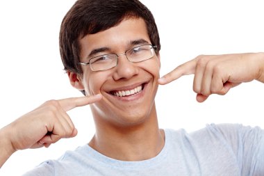 Adam sağlıklı gülümsemesi gösterilen