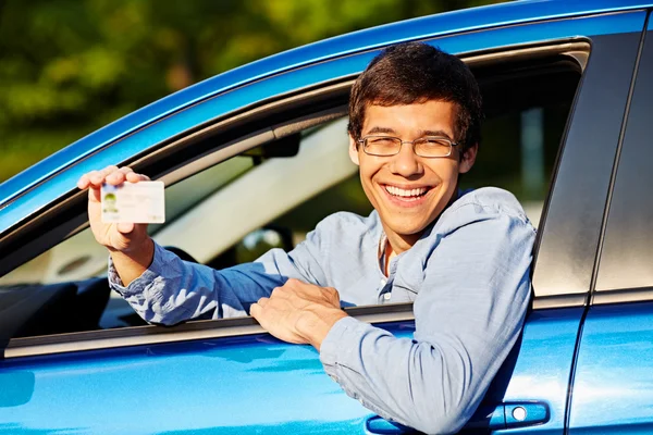 Adam ehliyet arabadan gösterir.