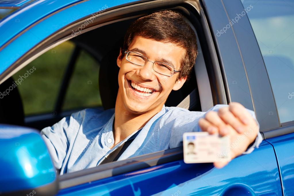 Cara mostra carta de condução do carro — Fotografias de 