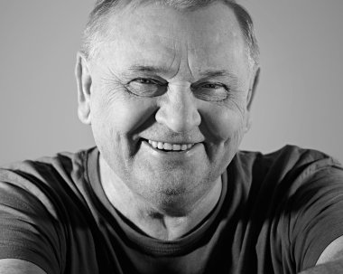 Olgun adam closeup gülüyor