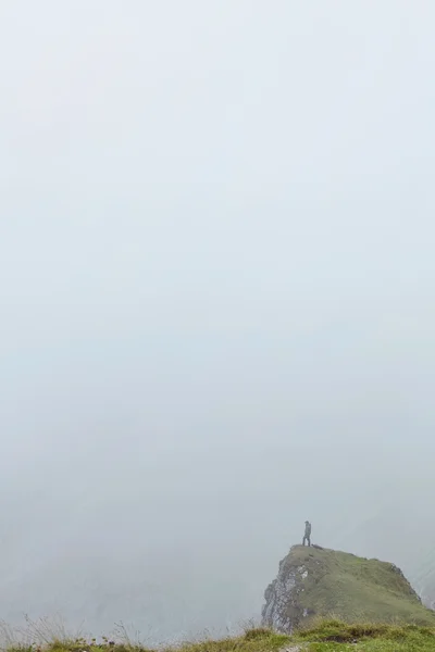 Man on cliff — Stock Photo, Image