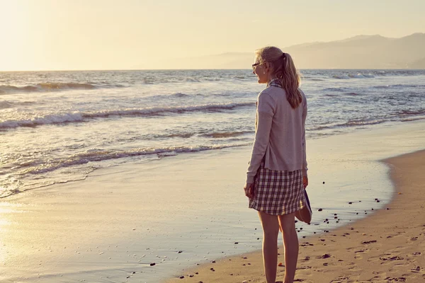 Chica en la playa brumosa — Foto de Stock