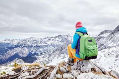 山の頂上で休む女性