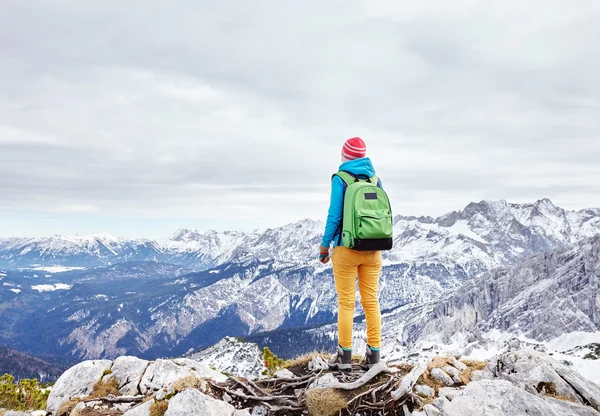 Frau auf Berggipfel — Stockfoto