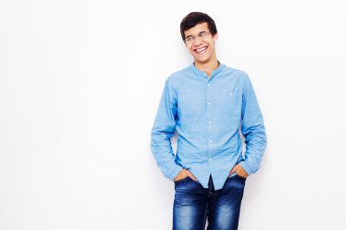 Çapraz kollarına beyaz adamla