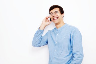 Cep telefonuyla konuşan adam