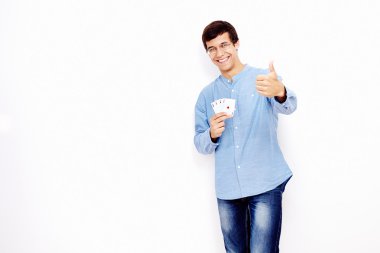 Kartları ve yukarı işareti adam