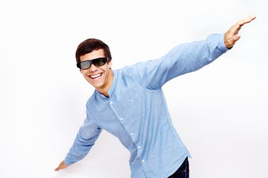 3D gözlük uçan adam