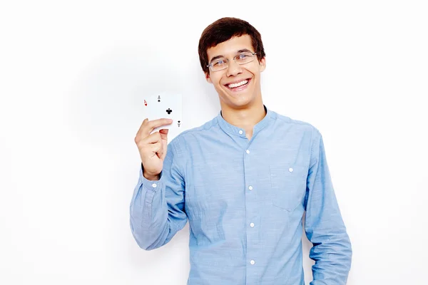 Mann zeigt Spielkarten — Stockfoto