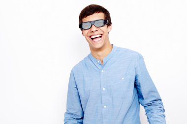 3d gözlük gülen adam