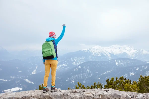 Dağlarda yükseltilmiş el ile kız