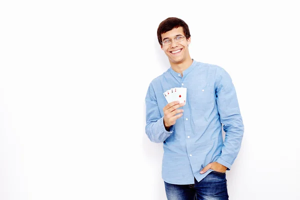 Mann zeigt Spielkarten — Stockfoto