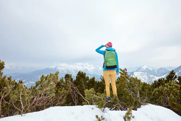Девушка смотрит в горы — стоковое фото
