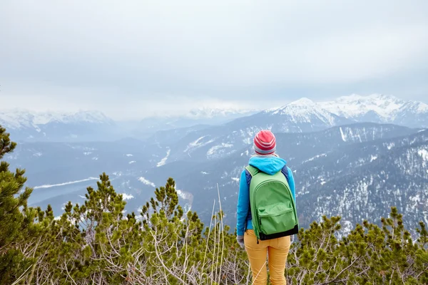 Girl in mountains — Stock Photo, Image