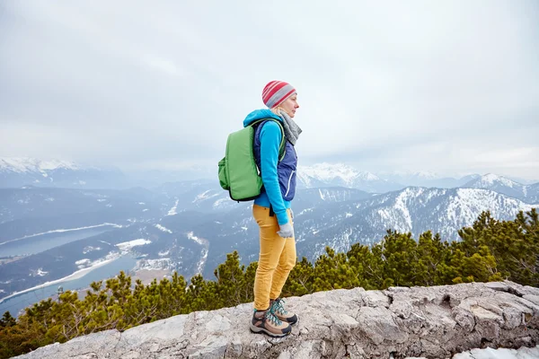 Ragazza in montagna — Foto Stock