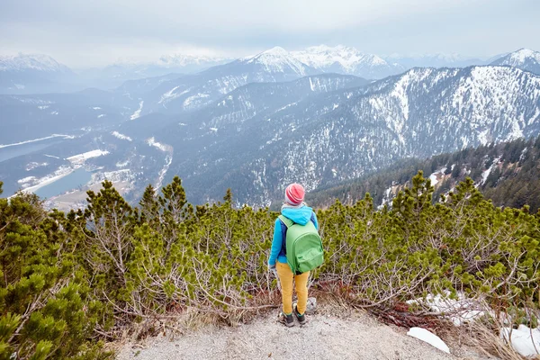 Ragazza in montagna — Foto Stock