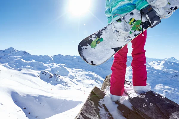 Jeune femme avec snowboard — Photo