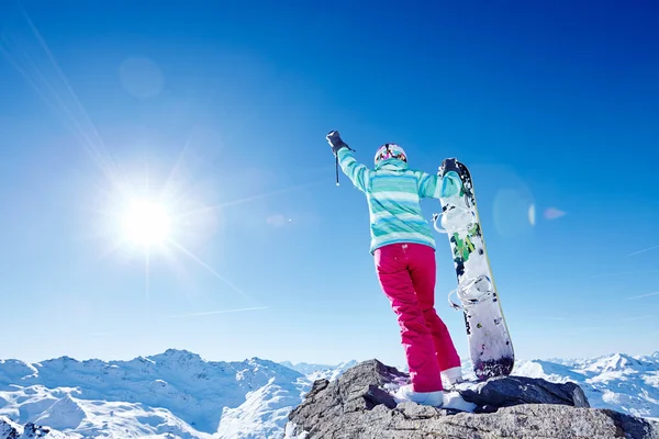 Yükseltilmiş elle Dağları'nda snowboard — Stok fotoğraf