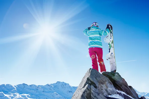 Сноубордист смотрит в горы — стоковое фото
