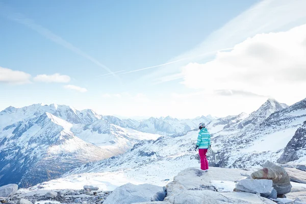 Junge Frau mit Snowboard — Stockfoto