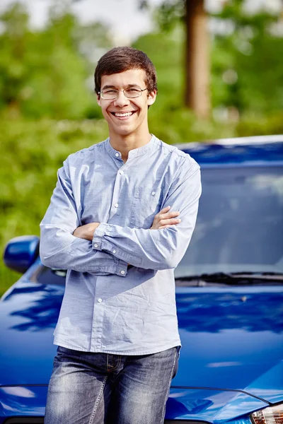 Sonriente chico cerca de coche — Foto de Stock