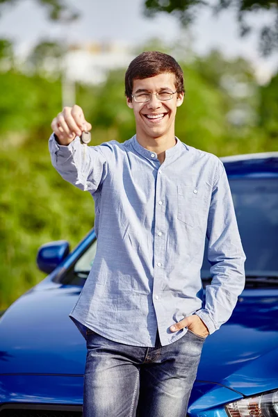 Man met de autosleutels — Stockfoto