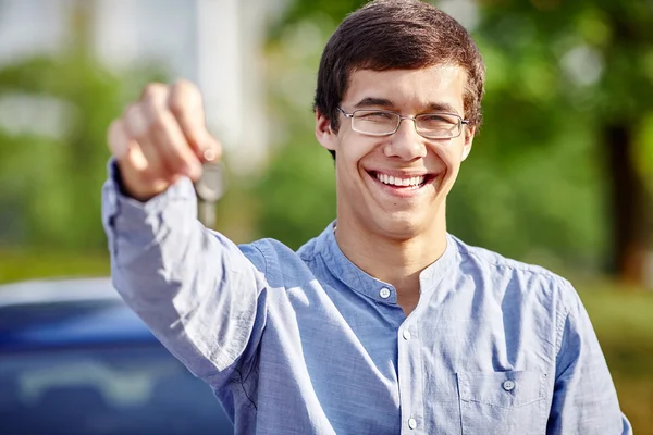 Man met de auto sleutels close-up — Stockfoto