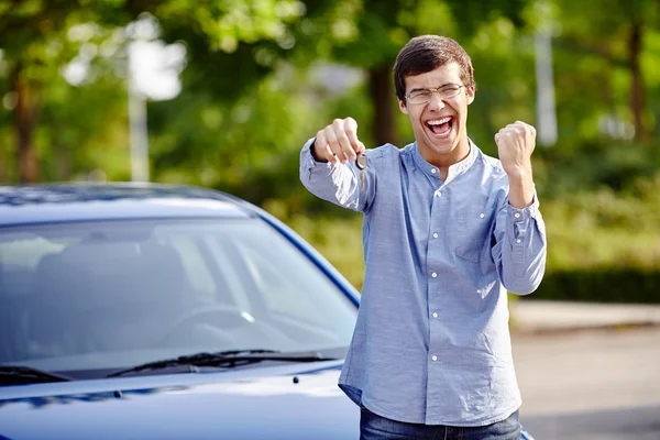 Cara feliz com chaves de carro — Fotografia de Stock