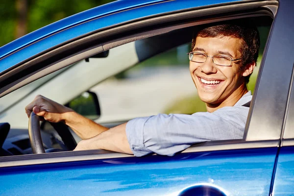Guy in auto close-up — Stockfoto
