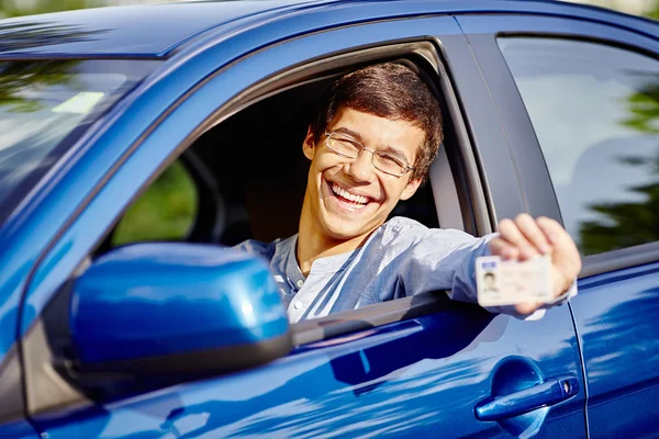 Cara no carro com carteira de motorista — Fotografia de Stock