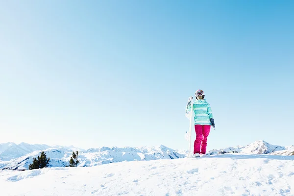 Νεαρή γυναίκα με snowboard — Φωτογραφία Αρχείου