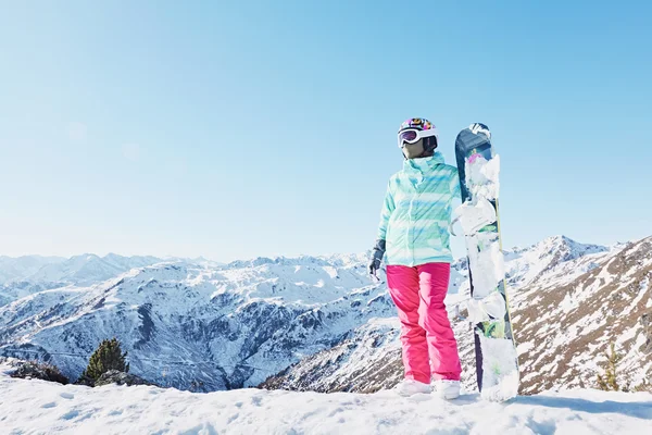 Νεαρή γυναίκα με snowboard — Φωτογραφία Αρχείου