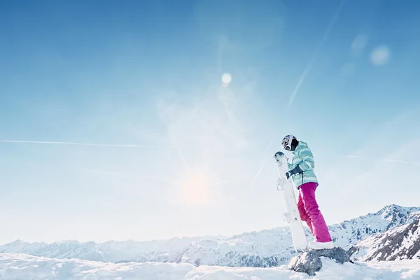 Νεαρή γυναίκα με snowboard — Φωτογραφία Αρχείου