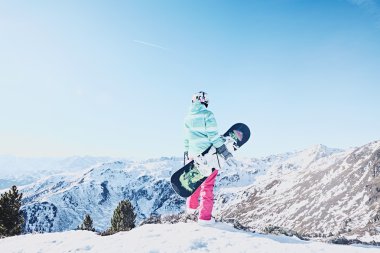 genç kadın snowboard
