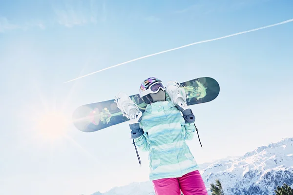 Junge Frau mit Snowboard — Stockfoto