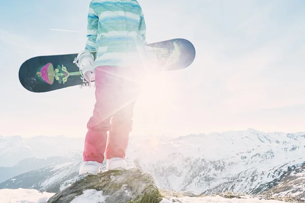 Jonge vrouw met snowboard — Stockfoto