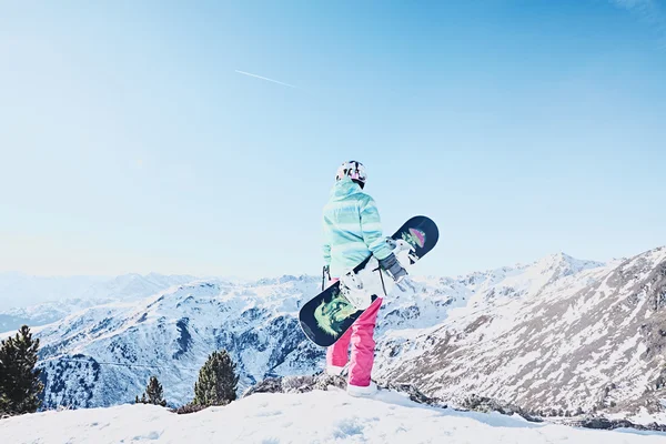 Giovane donna con snowboard — Foto Stock