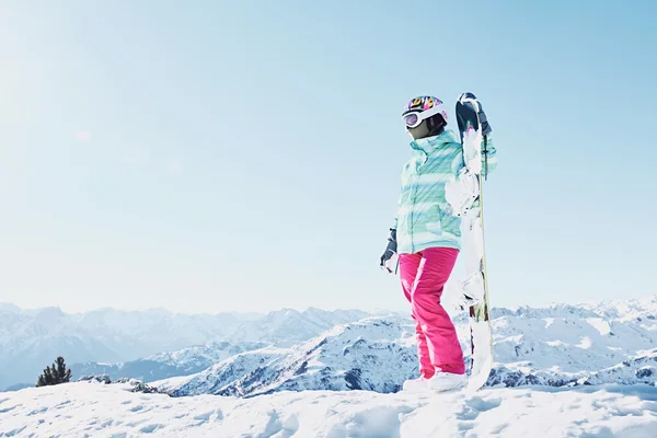 Jonge vrouw met snowboard — Stockfoto