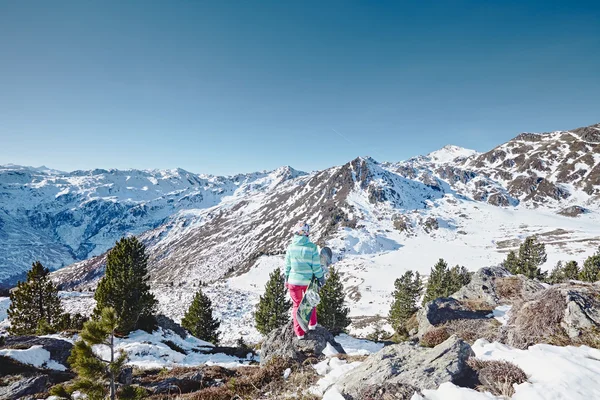 Mujer joven con snowboard —  Fotos de Stock