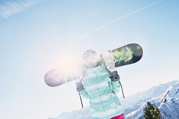 Junge Frau mit Snowboard — Stockfoto