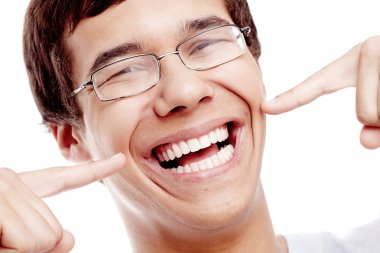 Adam sağlıklı gülümsemesi gösterilen
