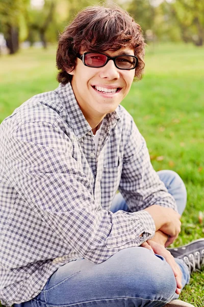 Adolescente sentado no parque — Fotografia de Stock