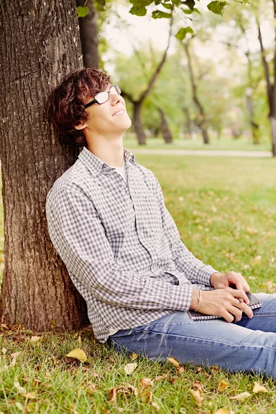 Dreaming teenager in park — Stock Photo, Image