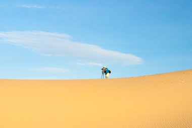 Ölüm Vadisi dunes içinde erkek fotoğrafçı